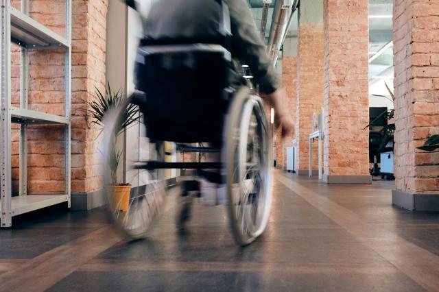 5 Tips for Using a Wheelchair Transportation Service for a Loved One
